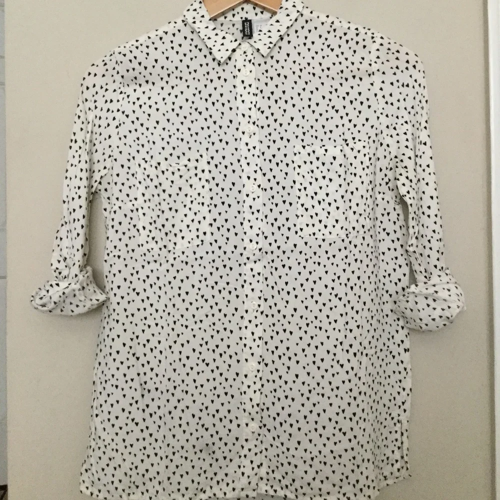 H&M Size 4 Minimal Hearts Off White 3/4sleeves Button down with chest POCKETS! - Picture 3 of 12